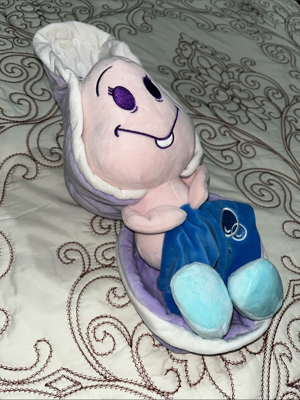 Young oyster plush toy from Disney’s Alice in the Wonderland